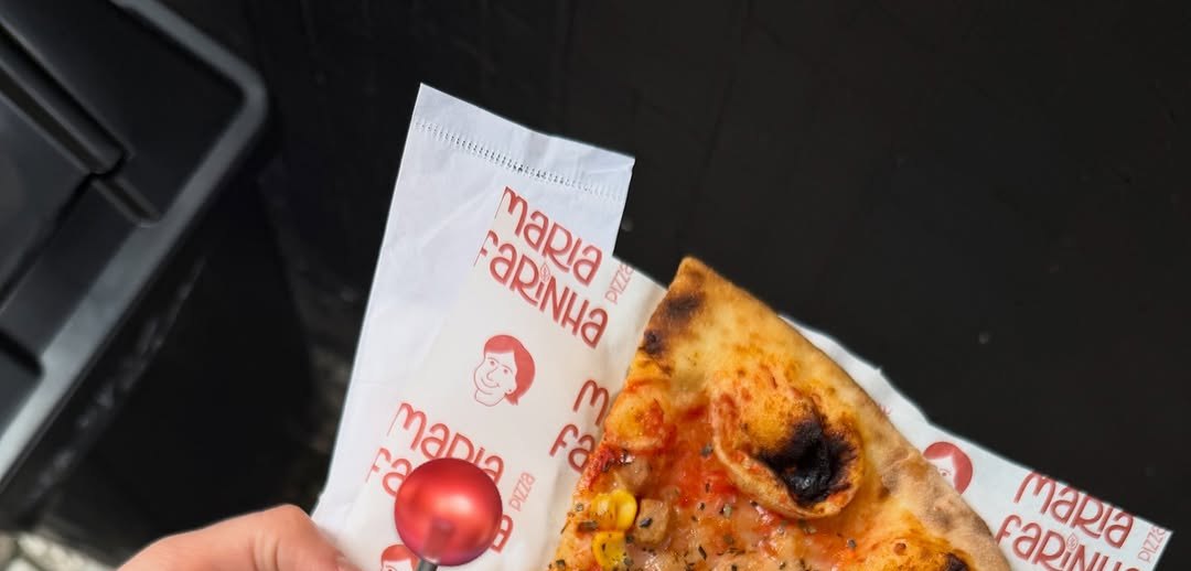Fatia de pizza na embalagem da Maria Farinha