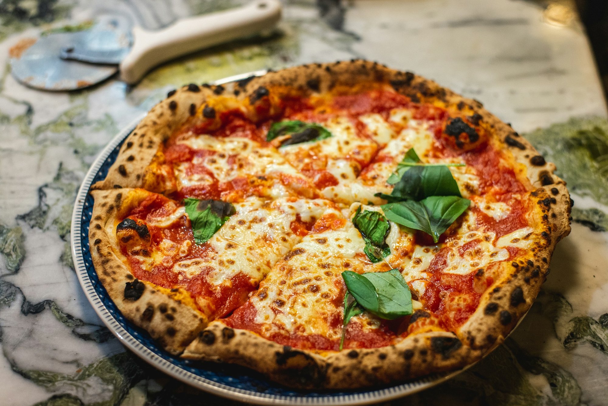Pizza margherita com manjericão, vista de cima