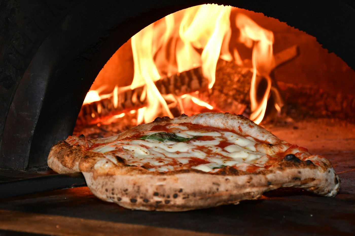 Pizza saindo do forno